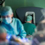 Prostatakrebs: Medizinroboter in der Therapie Zwei Chirurgen arbeiten mit dem Da Vinci Roboter