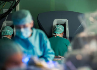 Prostatakrebs: Medizinroboter in der Therapie Zwei Chirurgen arbeiten mit dem Da Vinci Roboter