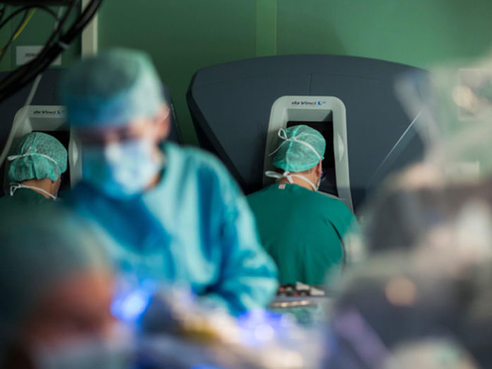 Zwei Chirurgen arbeiten mit dem Da Vinci Roboter