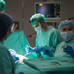 So verläuft eine Darmoperation Vier Chirurgen am Operationstisch