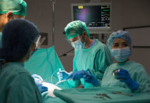 So verläuft eine Darmoperation Vier Chirurgen am Operationstisch