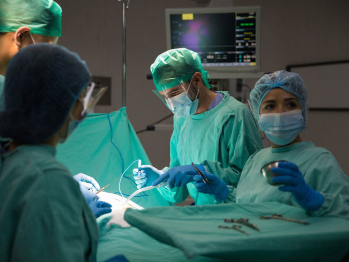 Vier Chirurgen am Operationstisch