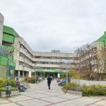 Kliniken für Schulterprothesen in Bayern Betongebäude aus den 1979ern