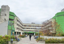 Kliniken für Schulterprothesen in Bayern Betongebäude aus den 1979ern