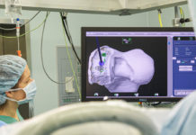 Wenn ein Roboter bei der Knie-OP assistiert OP-Roboter bei Kniechirurgie