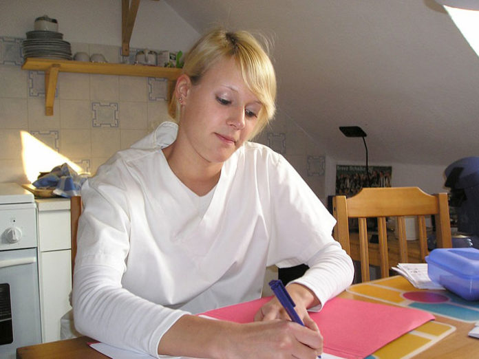 neu_962px-Krankenschwester_doku1 Gesundheits- und Krankenpflegerin