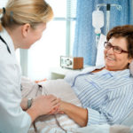 Künstliche Hüfte: Der OP-Tag Frau vor der Hüft-OP