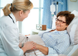 Künstliche Hüfte: Der OP-Tag Frau vor der Hüft-OP