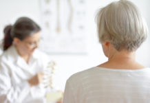 Spinalkanalstenose: Wenn die Wirbel auf das Rückenmark drücken Spinalkanalstenose