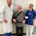 Neue Schulterprothese: Dank des „Monstrums“ keine Morgenqualen mehr Peter Josef Busche mit Prof. Dr. Benedikt Schliemann und Dr. Maria Sommer (beide Herz-Jesu-Krankenhaus Münster-Hiltrup)
