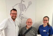 Neue Schulterprothese: Dank des „Monstrums“ keine Morgenqualen mehr Peter Josef Busche mit Prof. Dr. Benedikt Schliemann und Dr. Maria Sommer (beide Herz-Jesu-Krankenhaus Münster-Hiltrup)