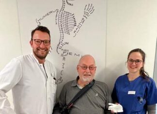 Neue Schulterprothese: Dank des „Monstrums“ keine Morgenqualen mehr Peter Josef Busche mit Prof. Dr. Benedikt Schliemann und Dr. Maria Sommer (beide Herz-Jesu-Krankenhaus Münster-Hiltrup)