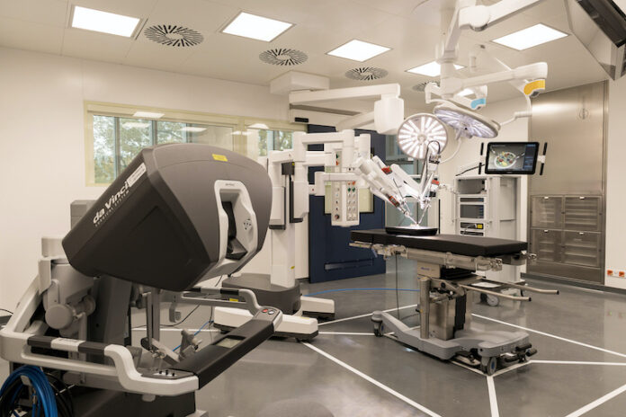 Martini Klinik Neubau OP-Saal mit Da-Vinci-Roboter; Foto: Martini-Klinik Hamburg